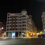 Mirando A La Catedral Desde Plaza Vega