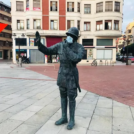 Mirando A La Catedral Desde Plaza Vega *