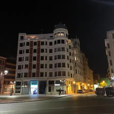 Mirando A La Catedral Desde Plaza Vega