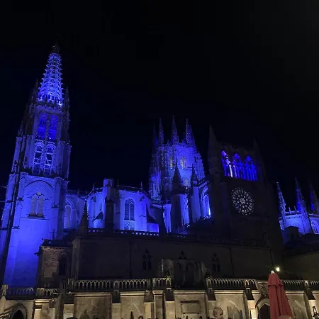 Mirando A La Catedral Desde Plaza Vega