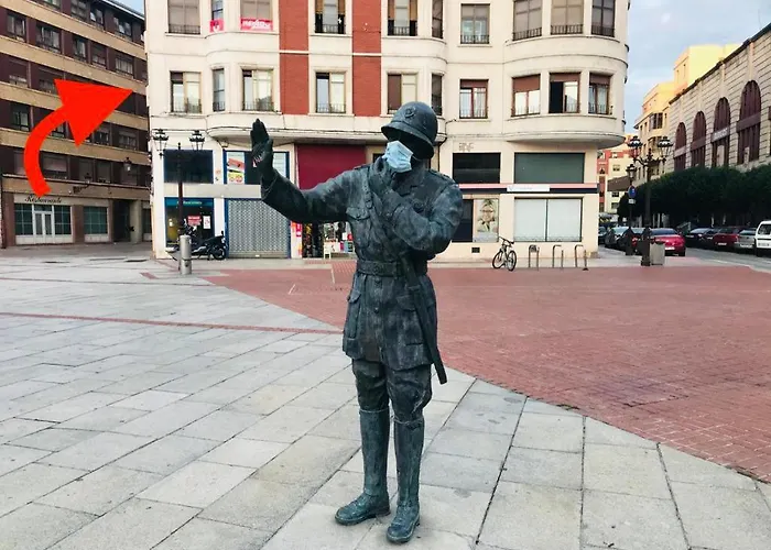 Mirando A La Catedral Desde Plaza Vega *