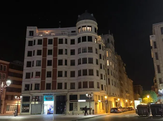Mirando A La Catedral Desde Plaza Vega