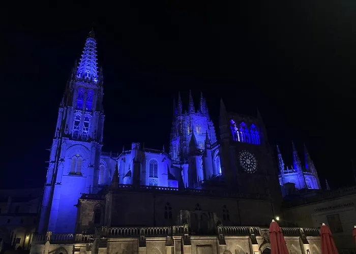 Mirando A La Catedral Desde Plaza Vega
