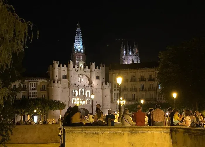 Mirando A La Catedral Desde Plaza Vega *