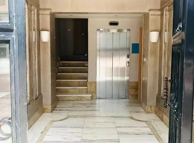 Mirando A La Catedral Desde Plaza Vega 公寓 *